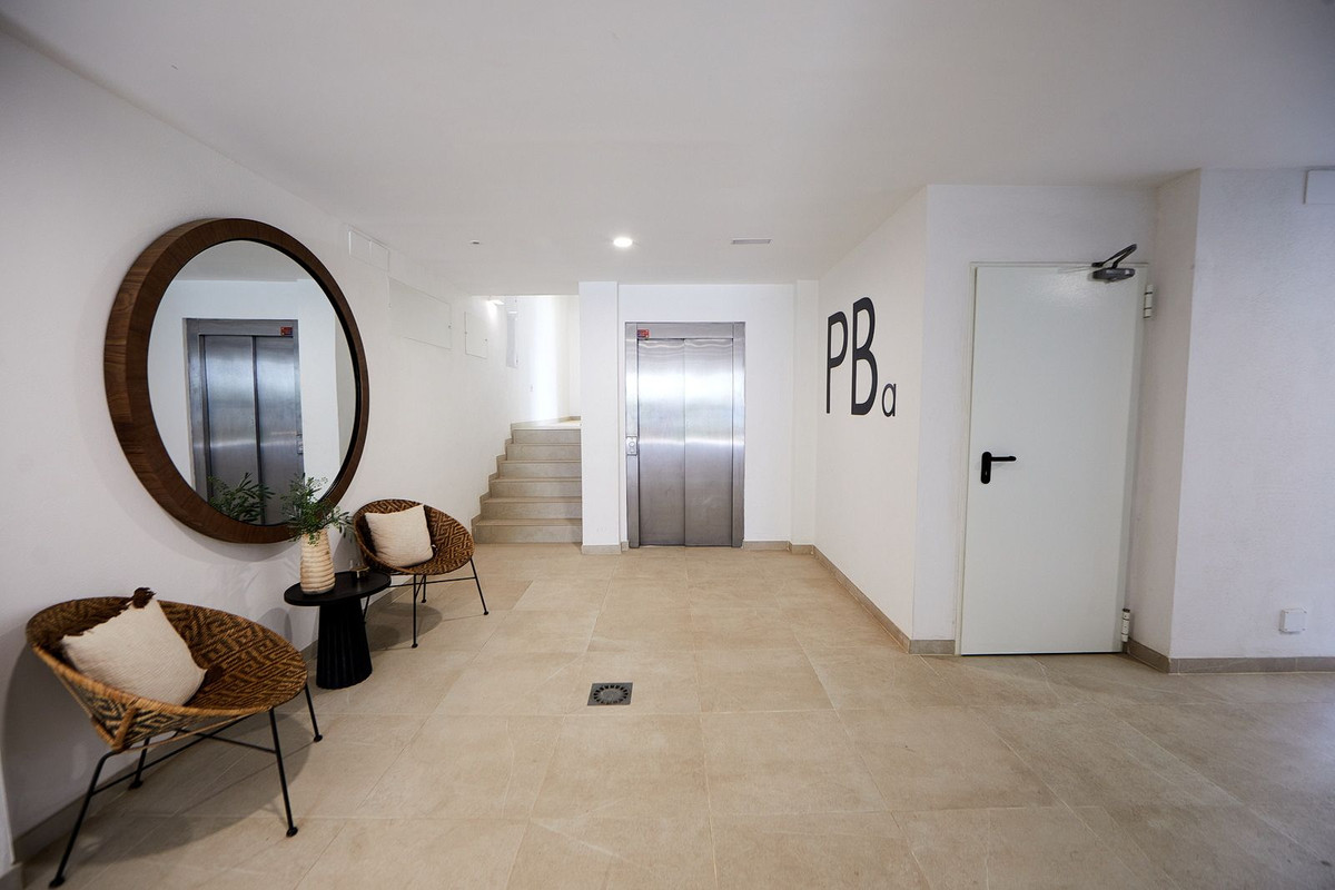 2 Bedroom Apartment in Estepona - Photo 23