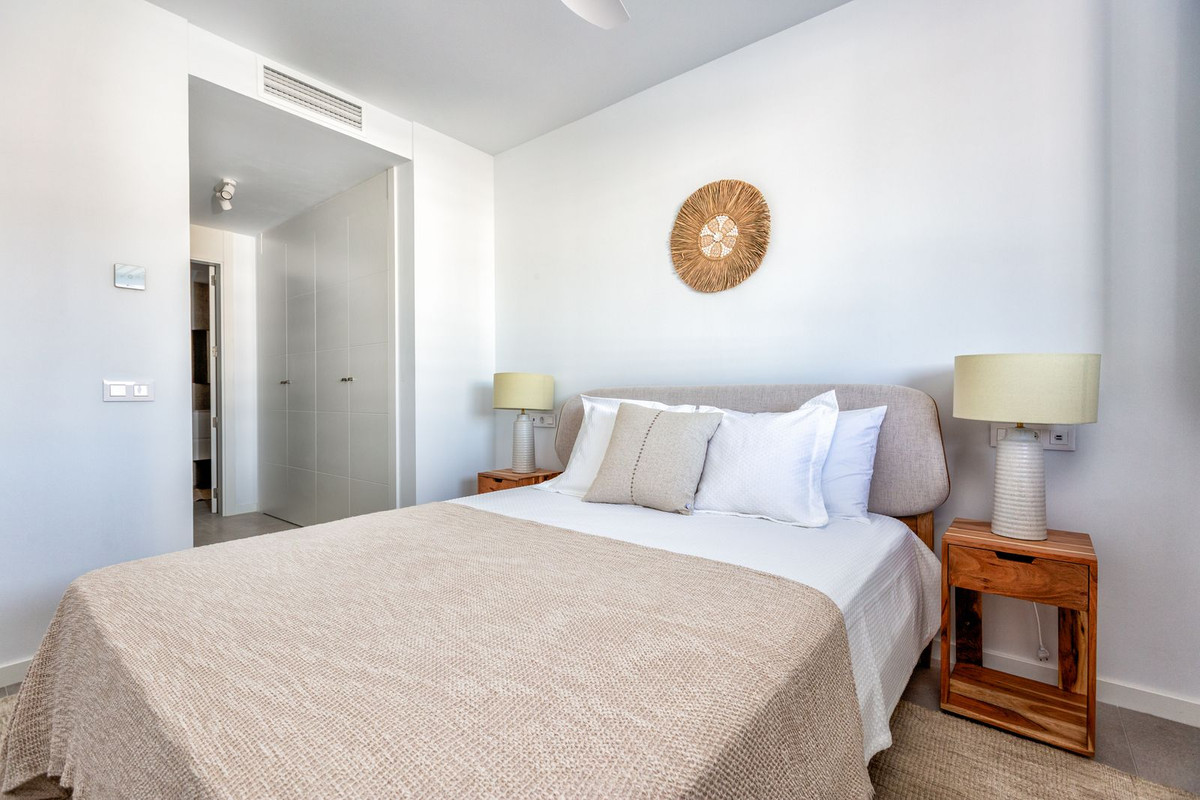 2 Bedroom Apartment in Torremolinos - Photo 15
