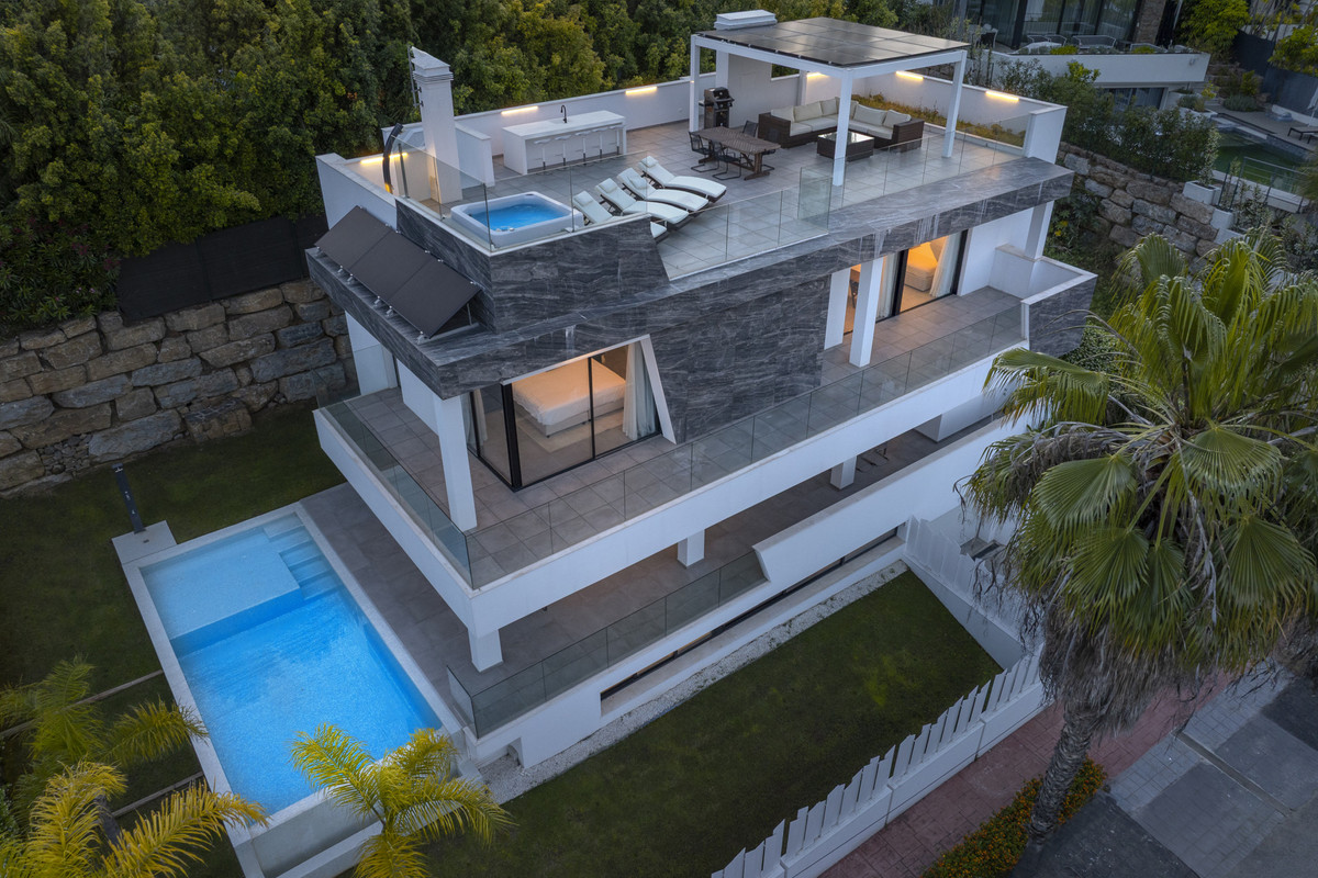 4 Bedroom Villa in Estepona - Photo 3