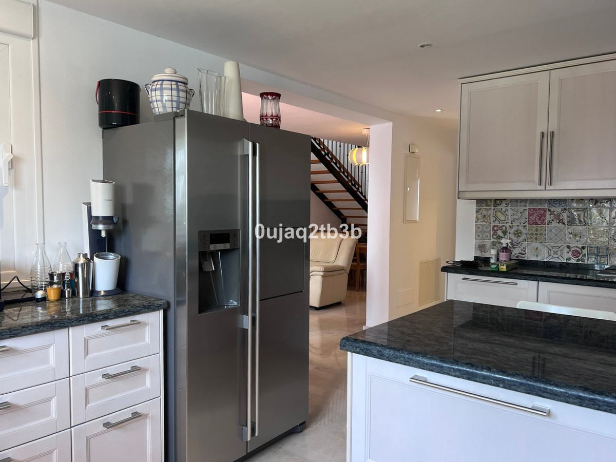 4 Bedroom Apartment in Marbella - Photo 9