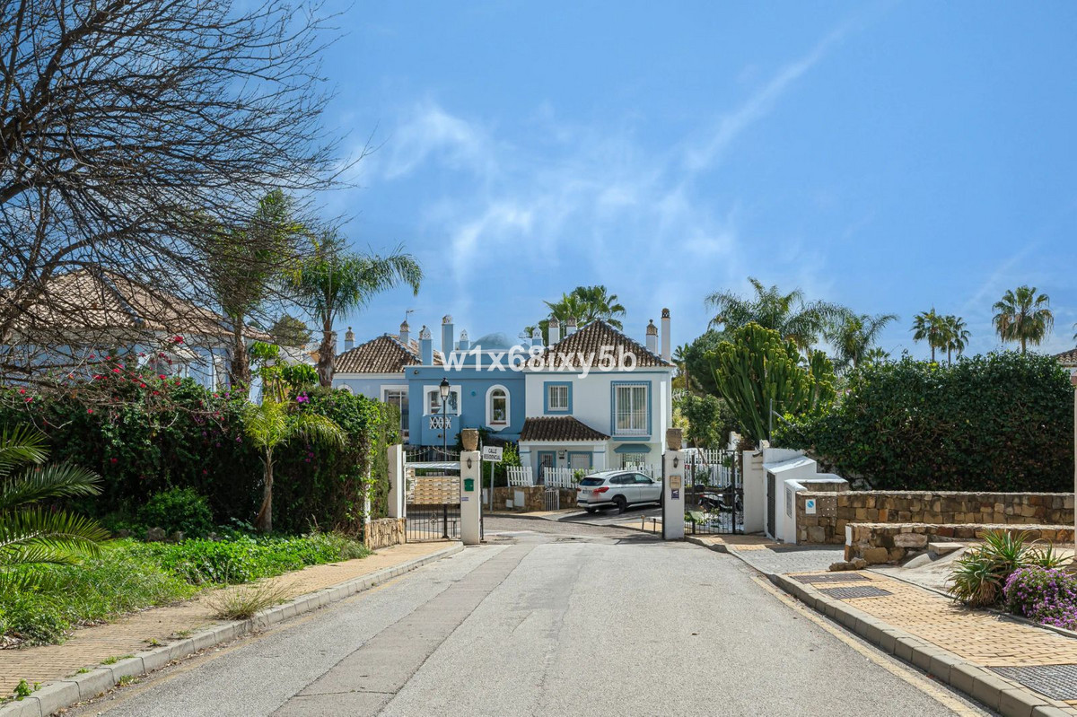 3 Bedroom Townhouse in Marbella - Photo 2