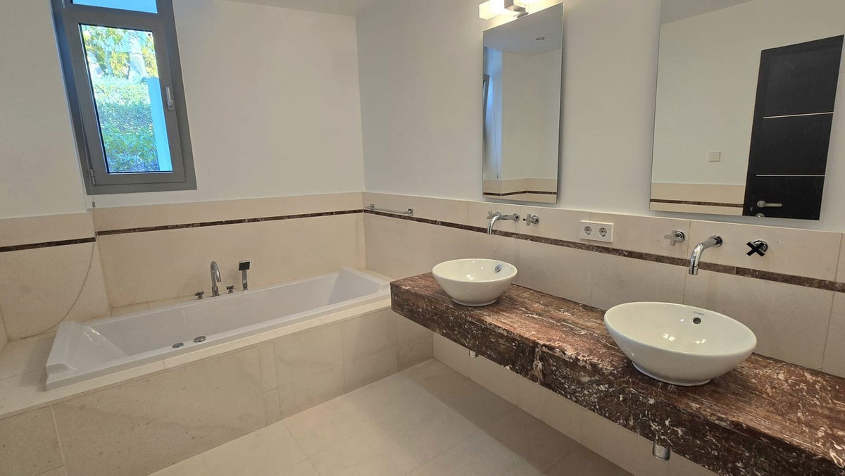 5 Bedroom Villa in Marbella - Photo 19