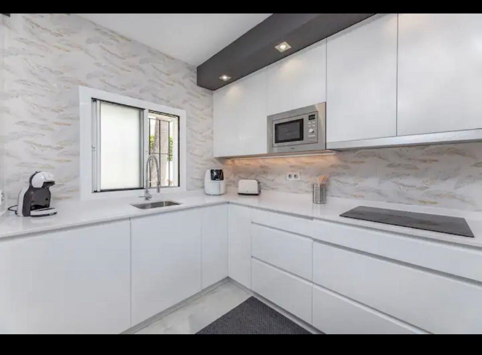 4 Bedroom Villa in Marbella - Photo 4