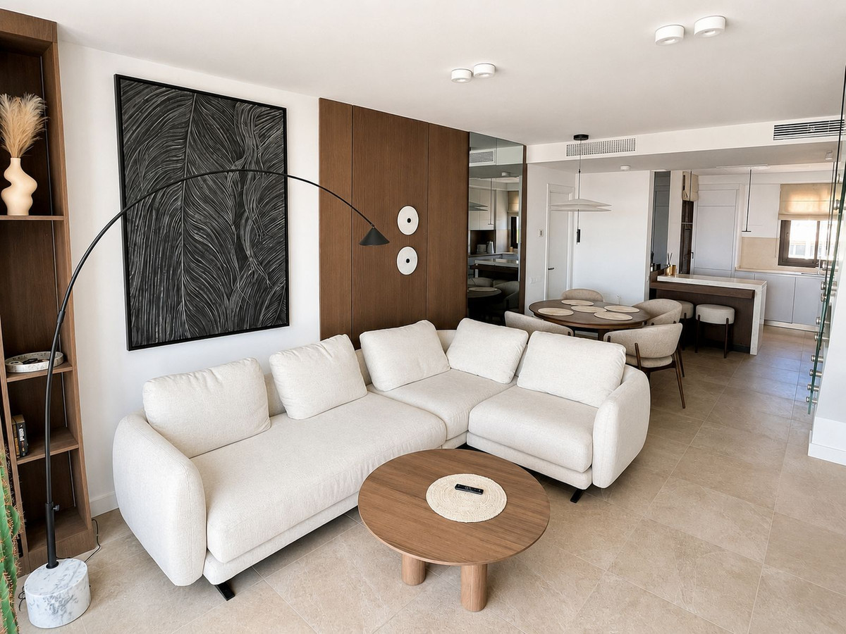3 Bedroom Penthouse in Estepona - Photo 2