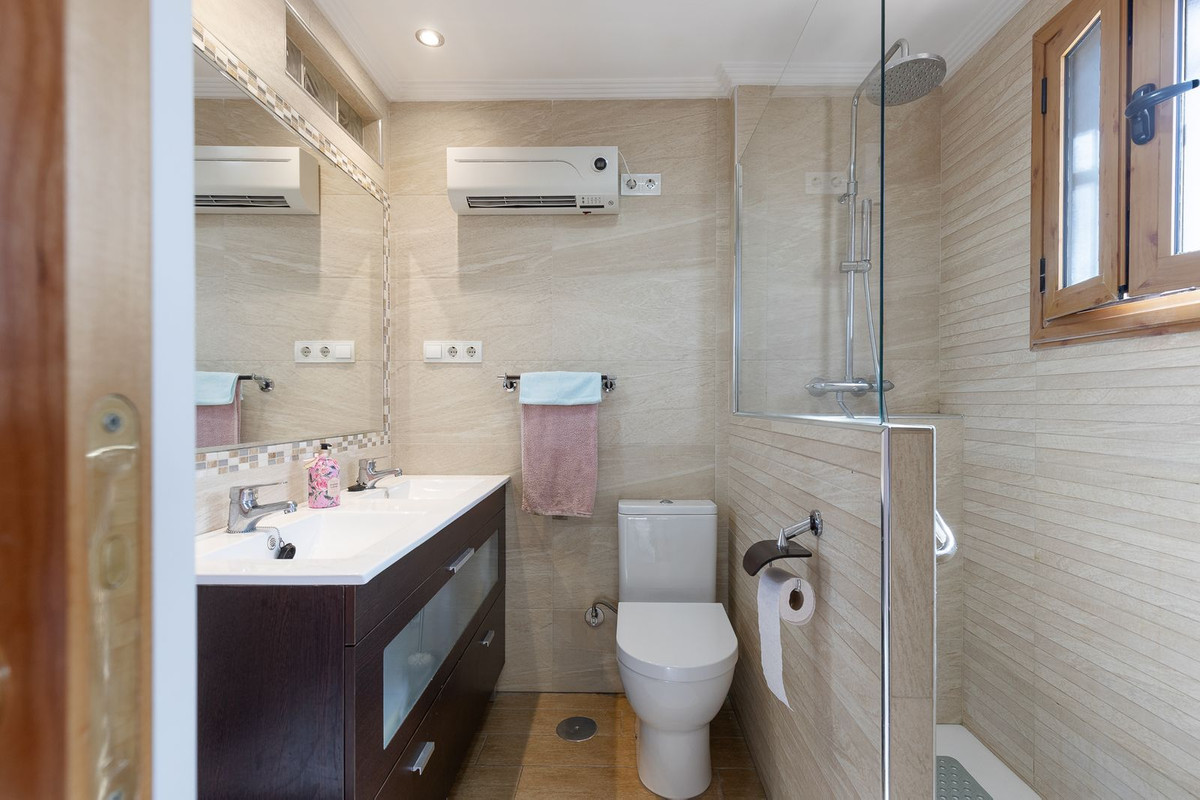 4 Bedroom Townhouse in Torremolinos - Photo 25