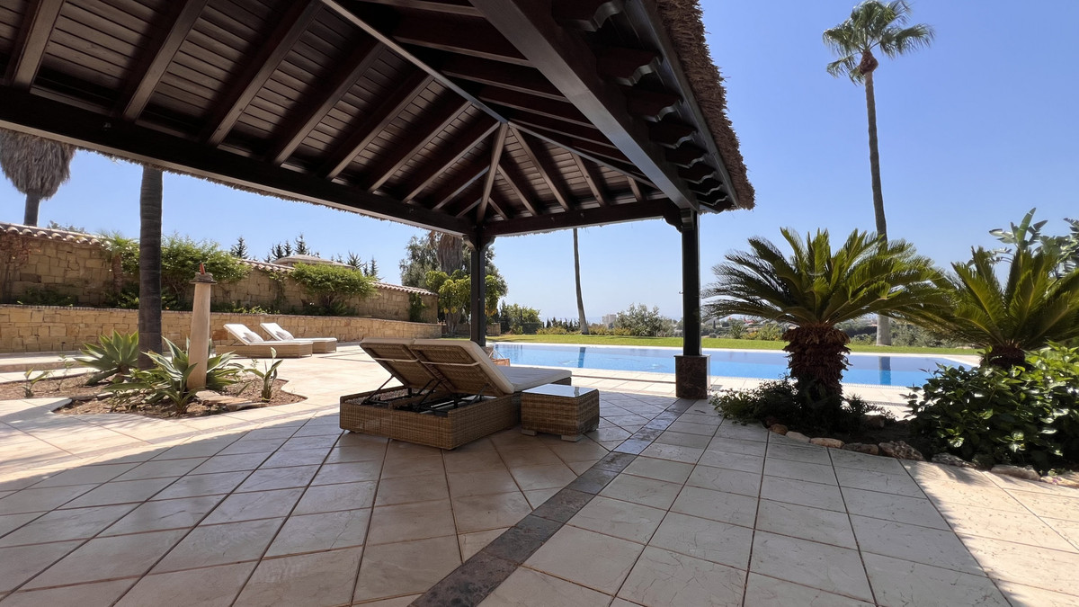 4 Bedroom Villa in Estepona - Photo 5
