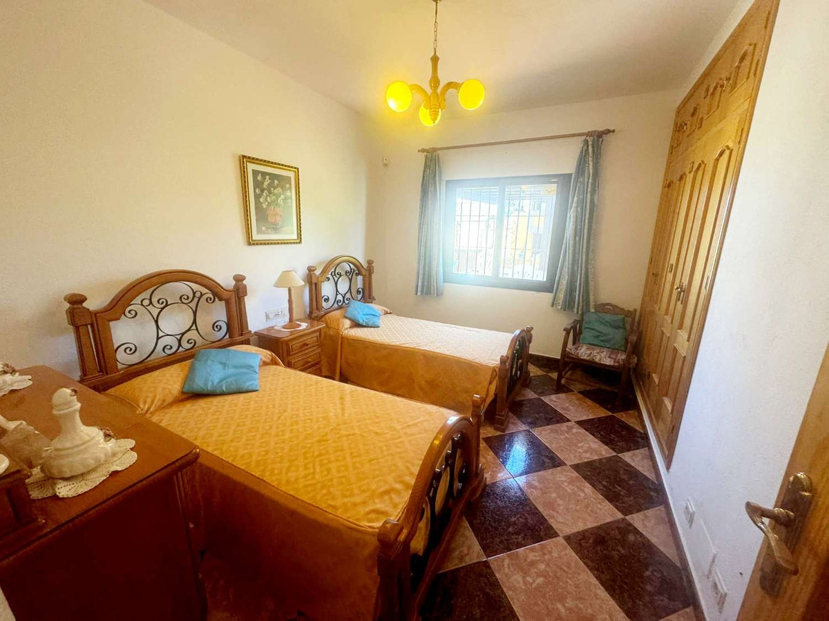 4 Bedroom Villa in Marbella - Photo 16