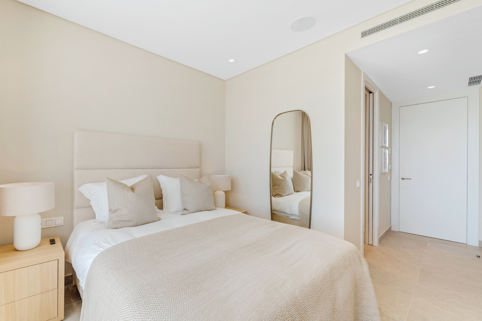 2 Bedroom Apartment in Benahavís - Photo 8