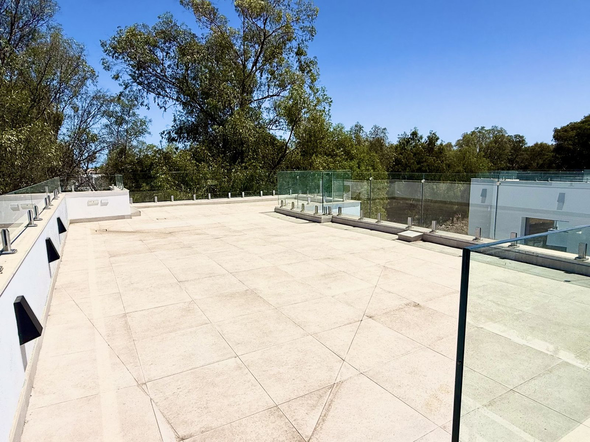 6 Bedroom Villa in Estepona - Photo 35