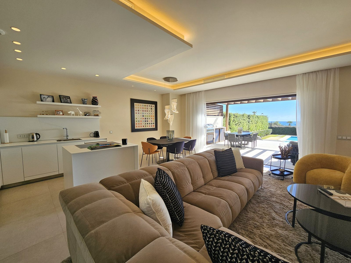 4 Bedroom Townhouse in Estepona - Photo 7