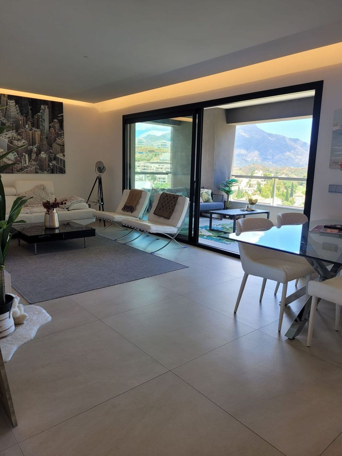 3 Bedroom Apartment in Benahavís - Photo 3