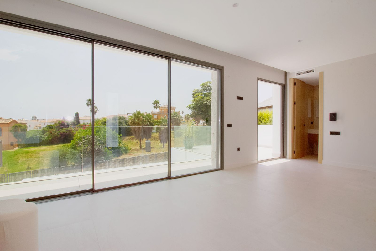 4 Bedroom Villa in Estepona - Photo 31