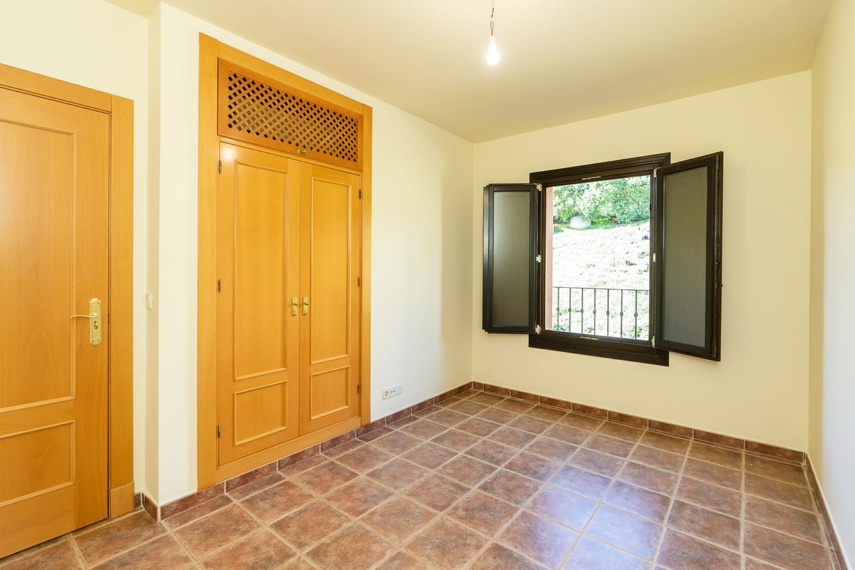 4 Bedroom Townhouse in Estepona - Photo 17
