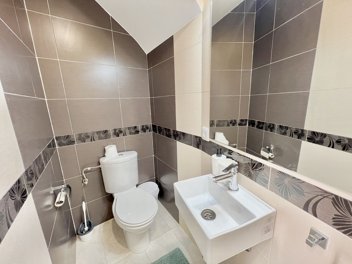 15 Bedroom Apartment in Málaga - Photo 28