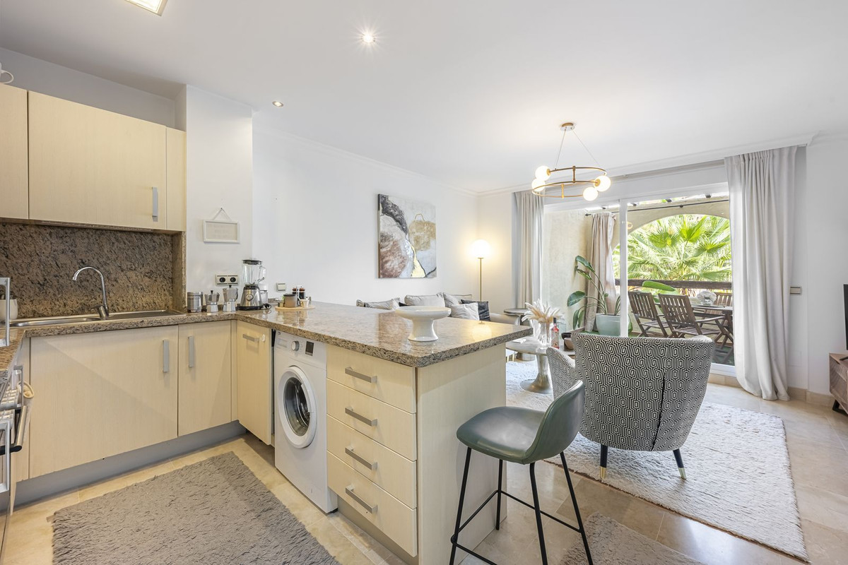 1 Bedroom Apartment in Estepona - Photo 11