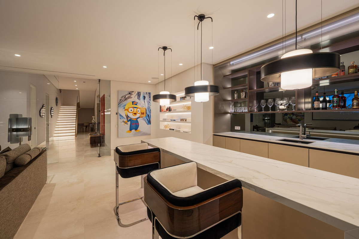 5 Bedroom Villa in Marbella - Photo 20