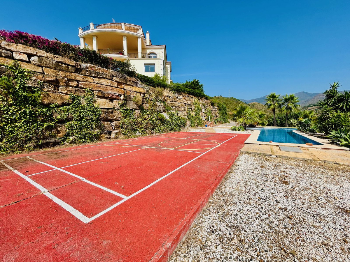 7 Bedroom Villa in Estepona - Photo 38