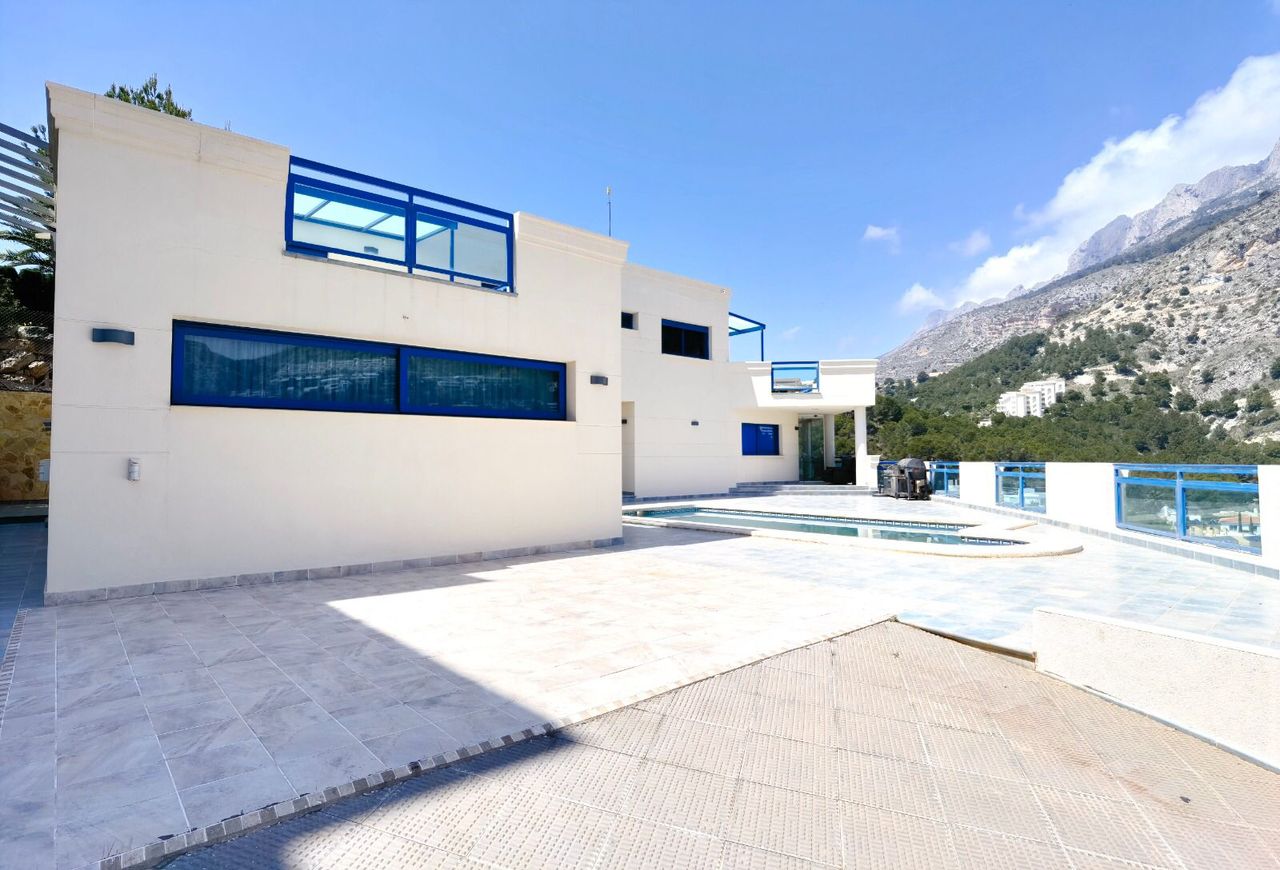 5-bedroom villa with pool in Alicante, Spain – Photo 3