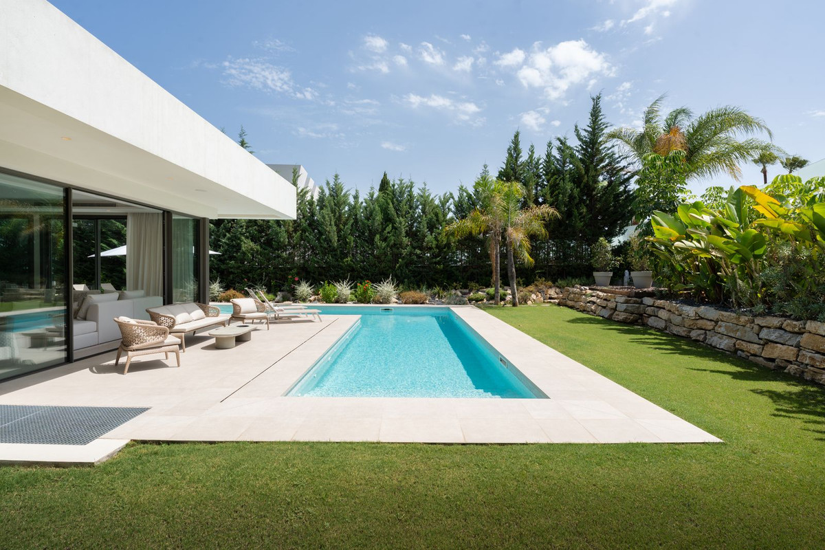 4 Bedroom Villa in Marbella - Photo 2