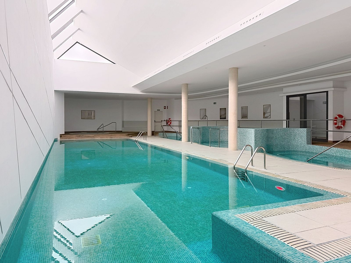 2 Bedroom Apartment in Estepona - Photo 2