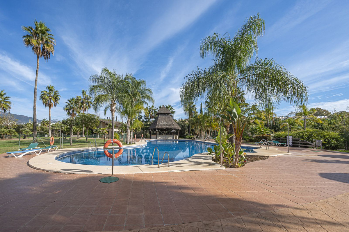 1 Bedroom Apartment in Estepona - Photo 5