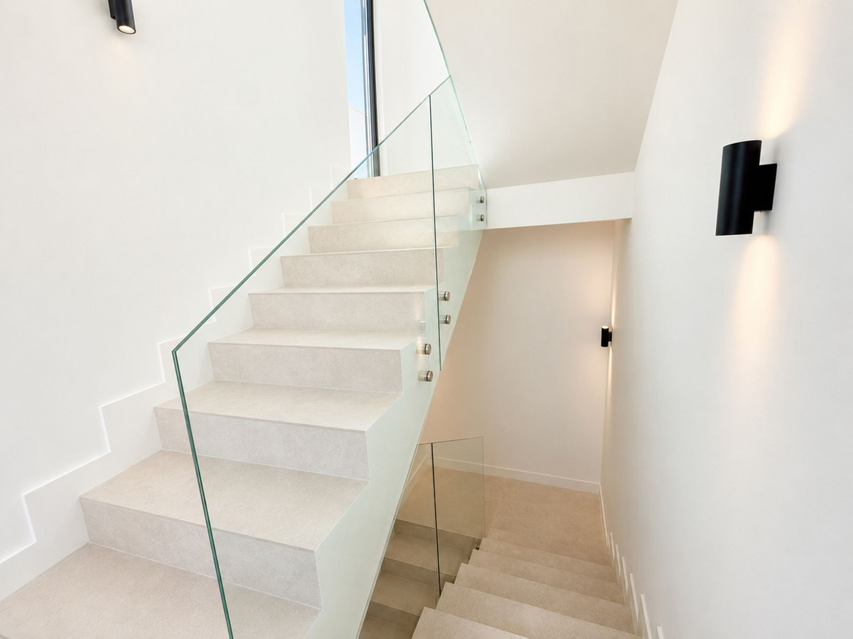 5 Bedroom Villa in Estepona - Photo 24