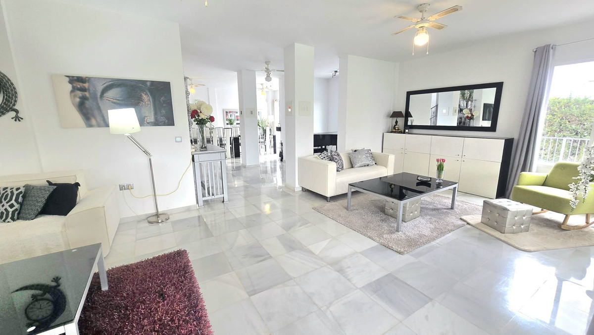 8 Bedroom Villa in Marbella - Photo 14