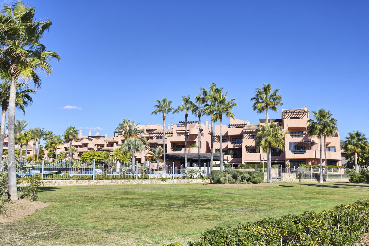 2 Bedroom Apartment in Estepona - Photo 4