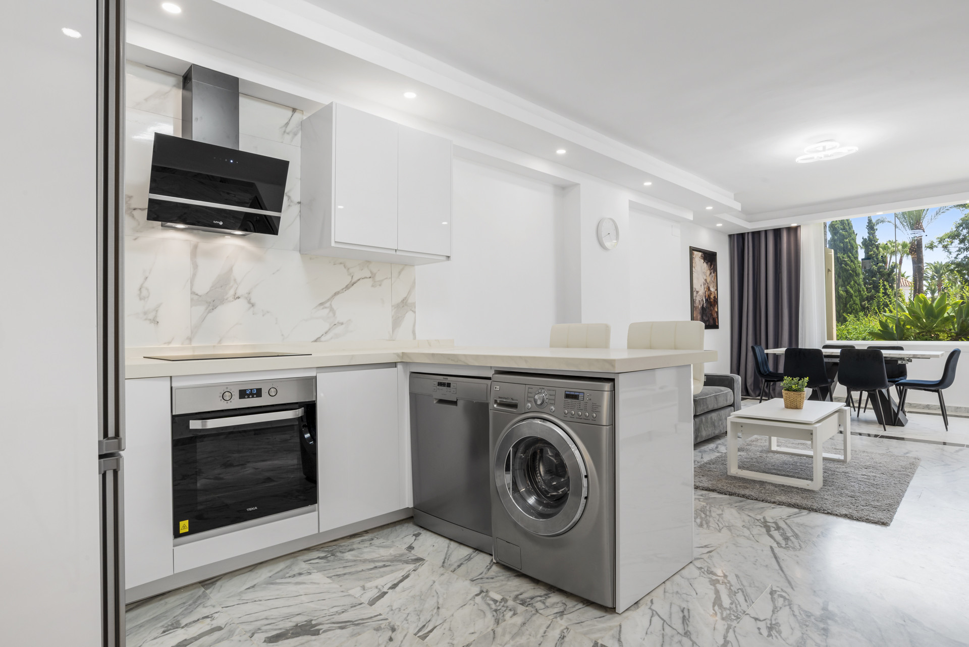 3 Bedroom Apartment in Marbella - Photo 2