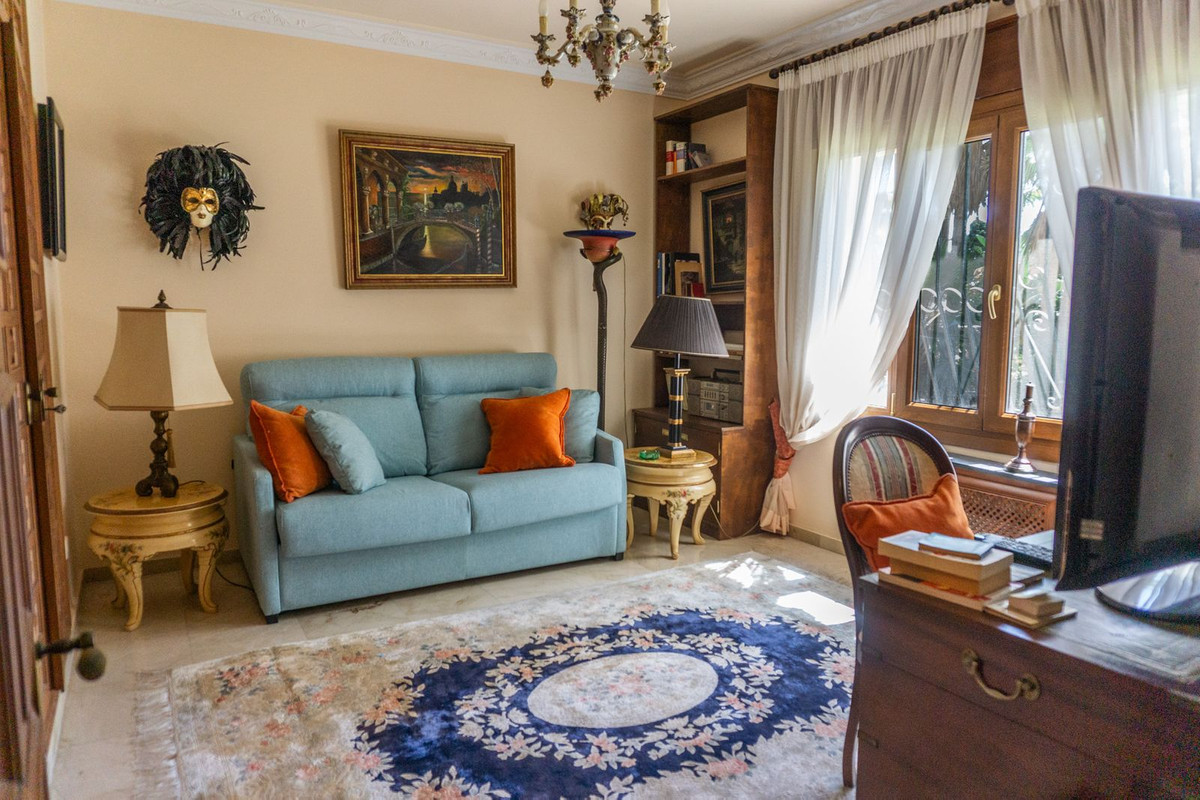 6 Bedroom Villa in Estepona - Photo 30