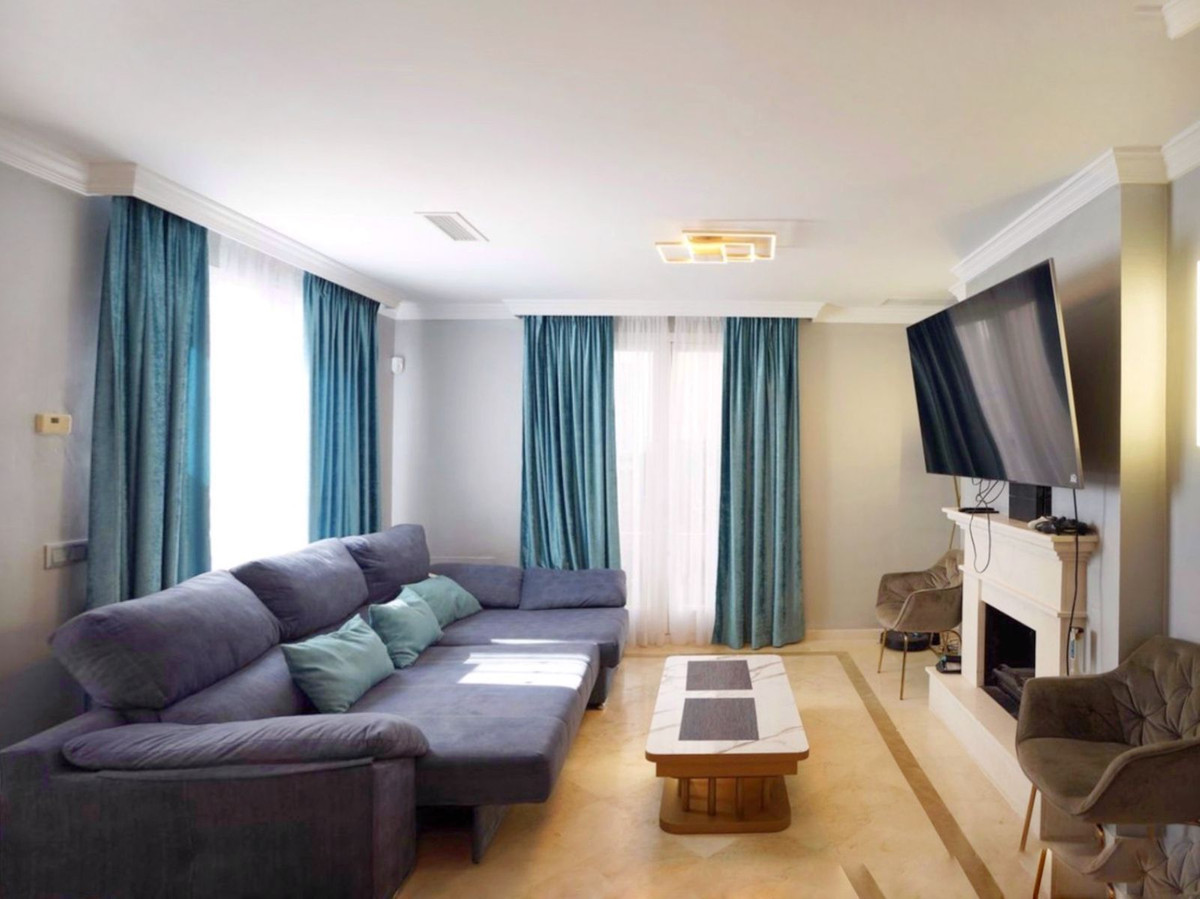 2 Bedroom Townhouse in Marbella - Photo 5
