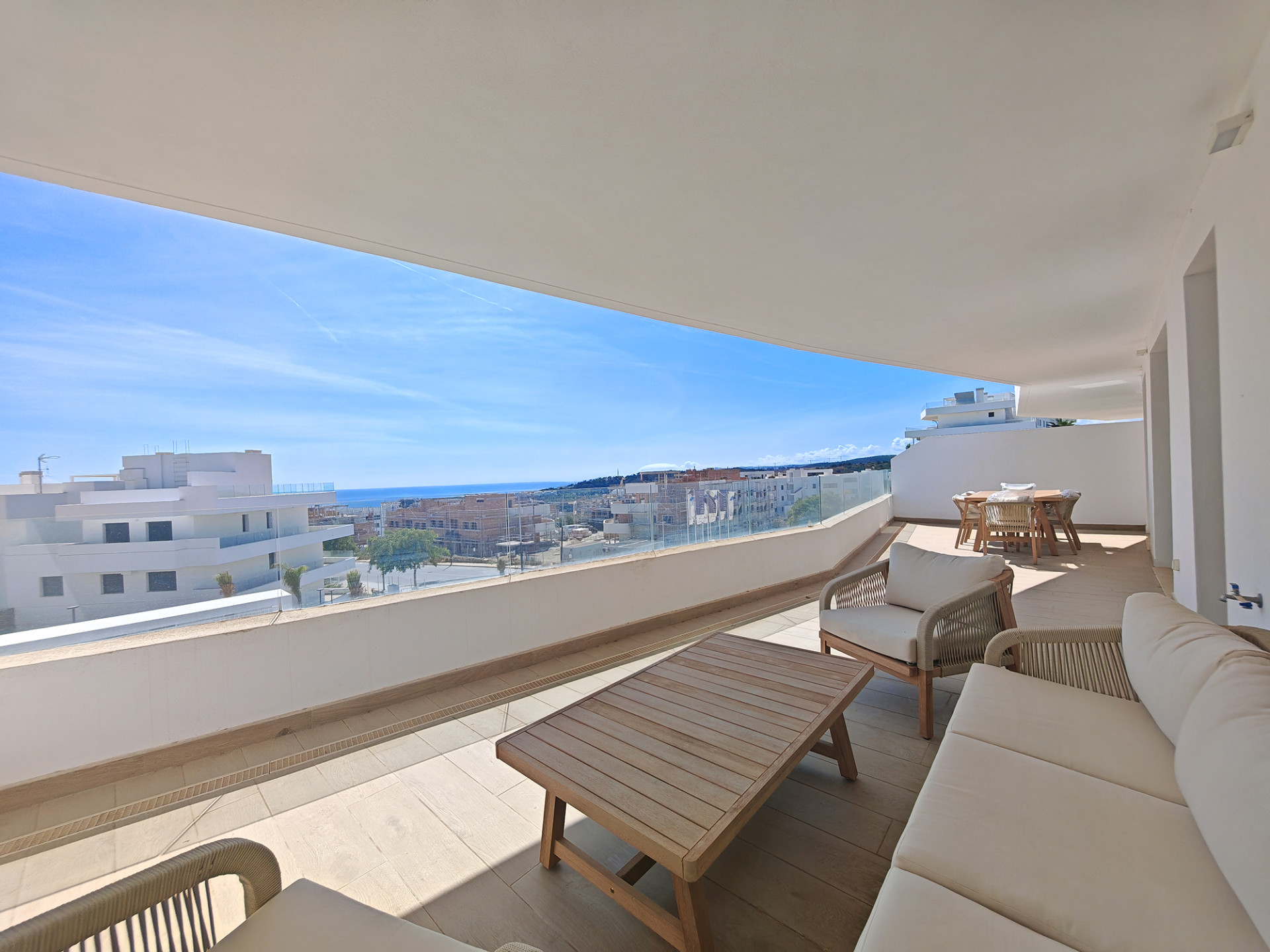 4 Bedroom Penthouse in Estepona - Photo 4