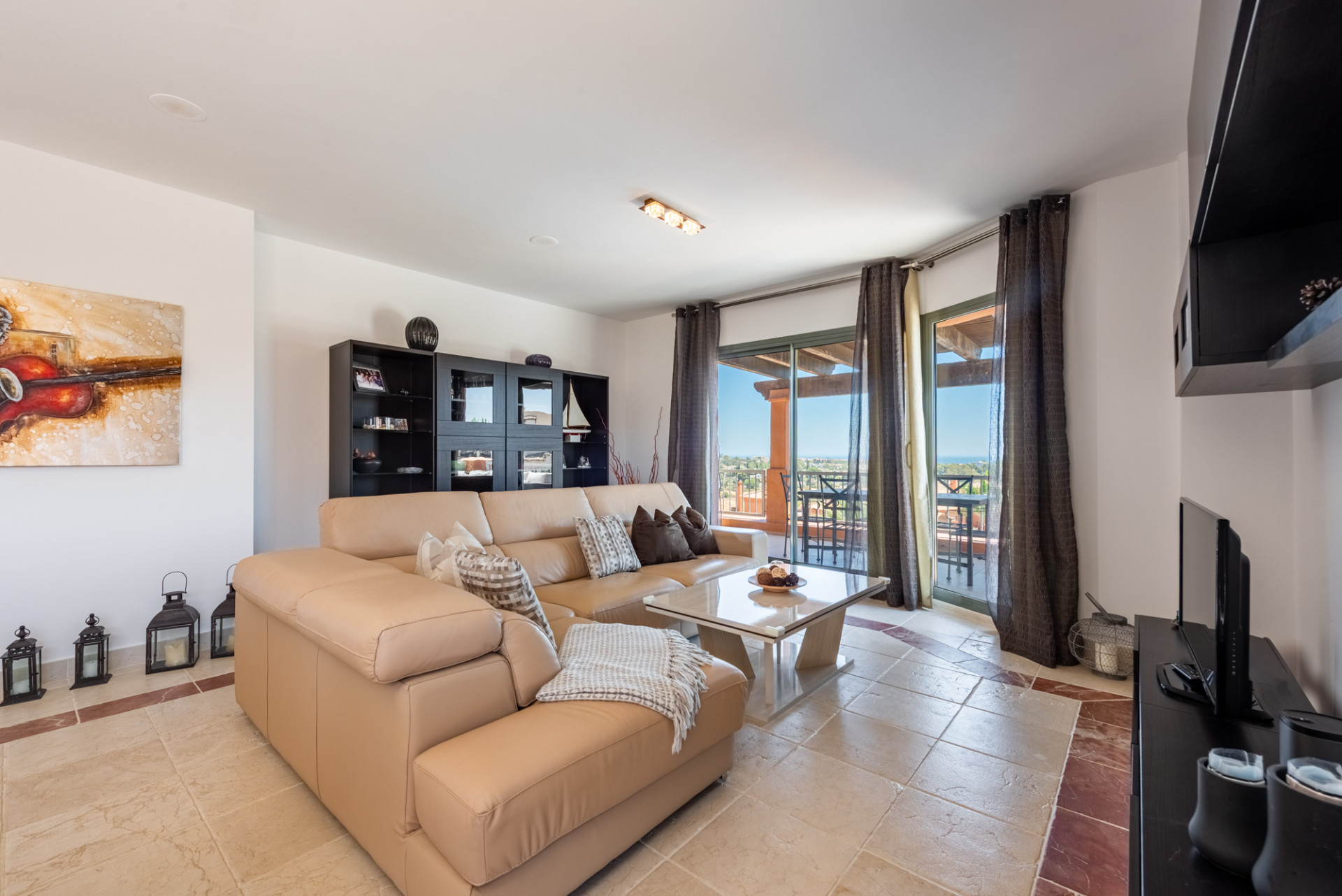 3 Bedroom Penthouse in Estepona - Photo 2