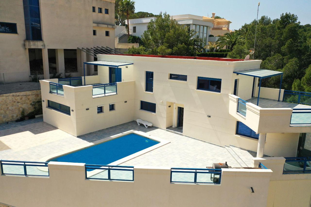 5-bedroom villa with pool in Alicante, Spain – Photo 4