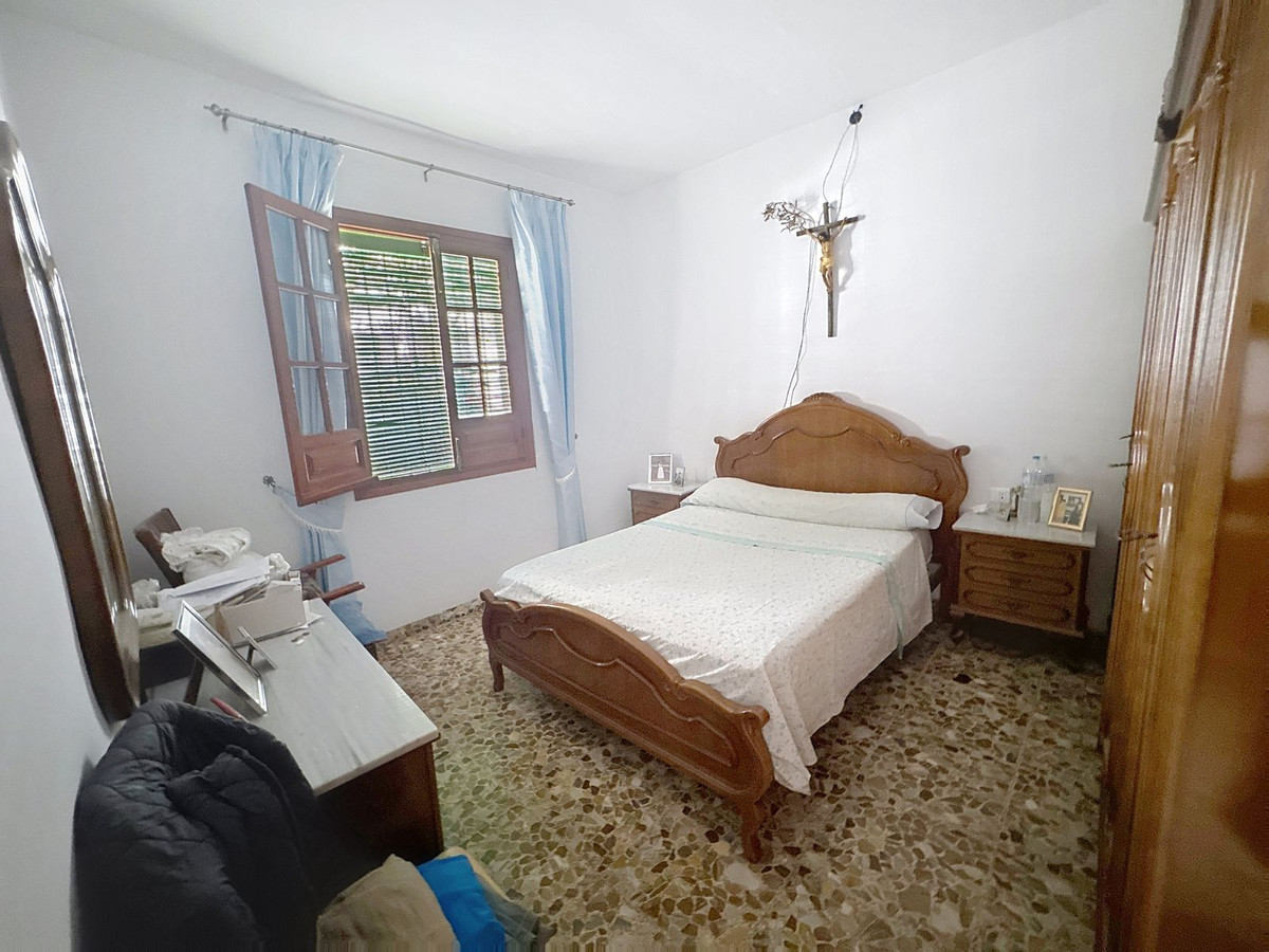 5 Bedroom Townhouse in Estepona - Photo 4