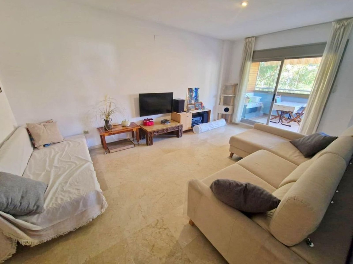 4 Bedroom Apartment in Málaga - Photo 2