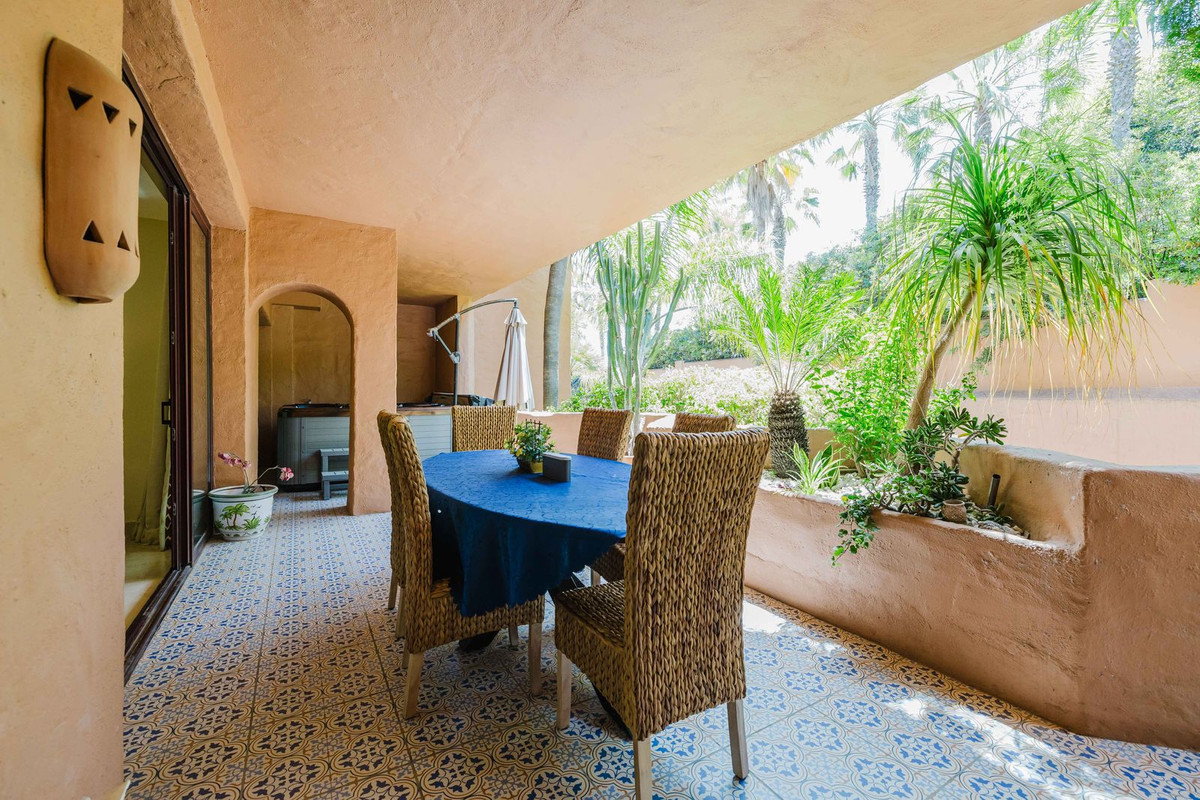 2 Bedroom Apartment in Estepona - Photo 14