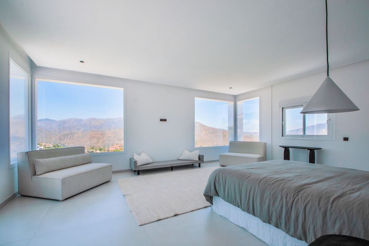 4 Bedroom Villa in Marbella - Photo 19