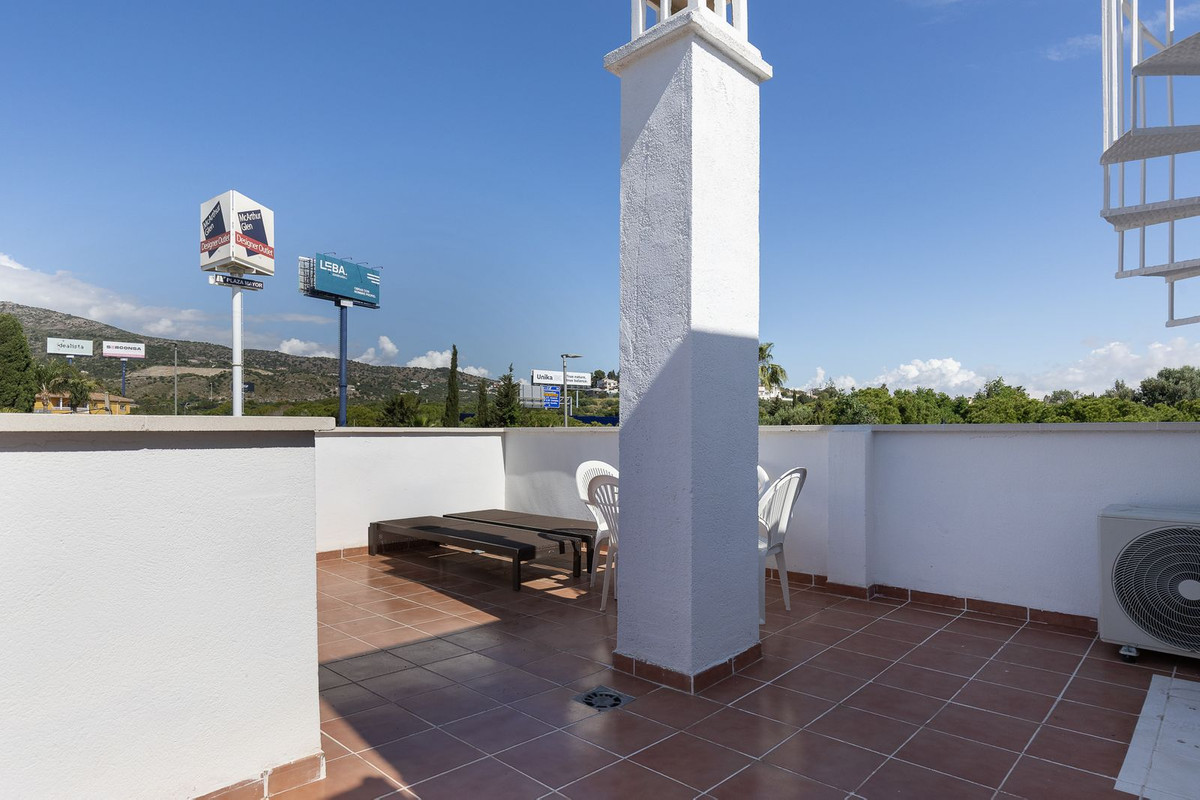 2 Bedroom Apartment in Torremolinos - Photo 25