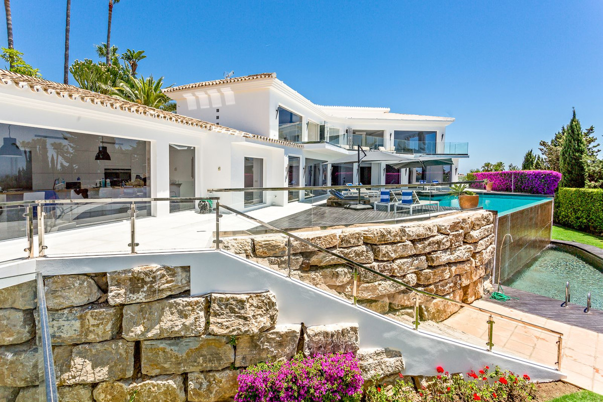 7 Bedroom Villa in Marbella - Photo 2