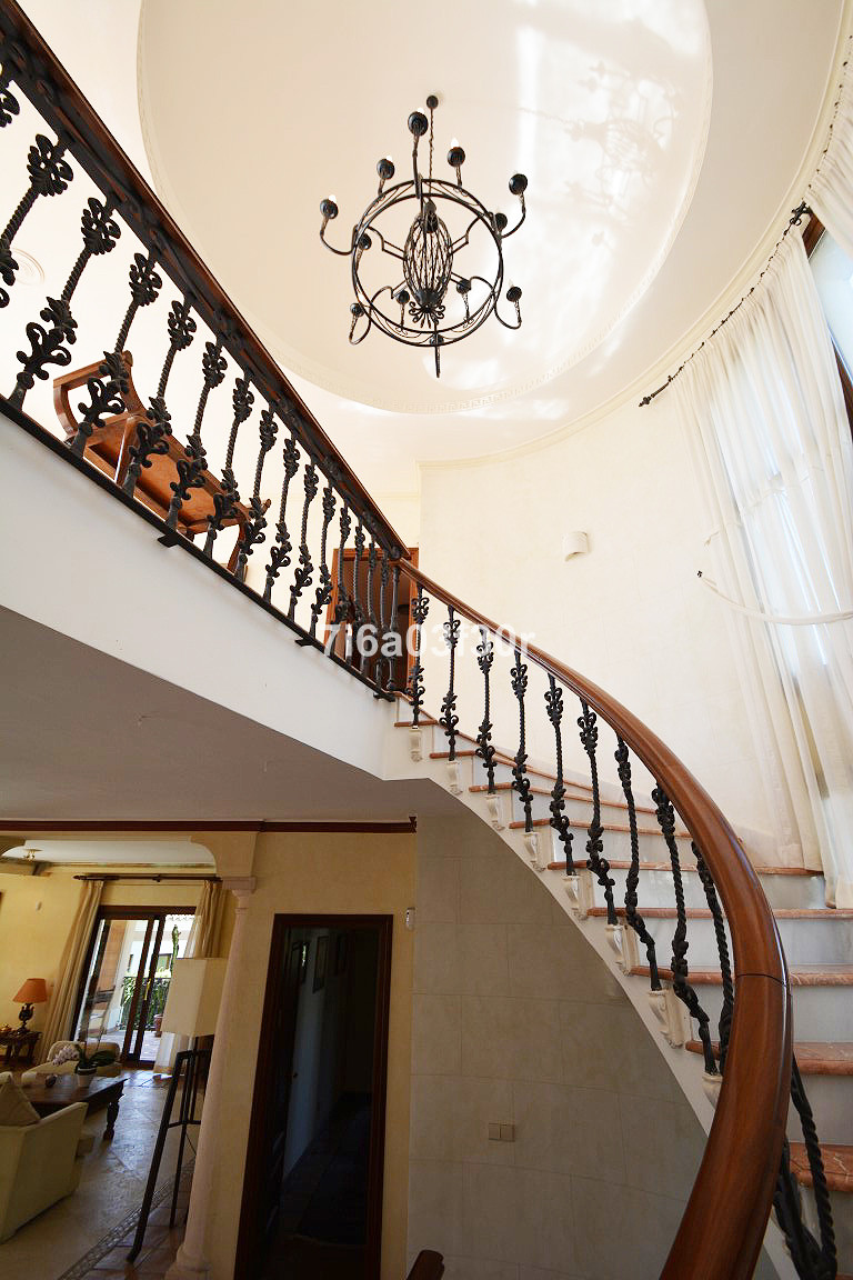 5 Bedroom Villa in Marbella - Photo 24