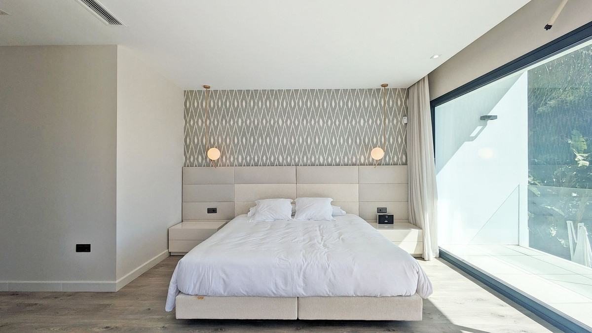 5 Bedroom Villa in Marbella - Photo 18