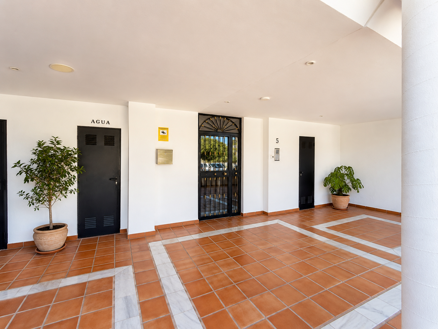 2 Bedroom Apartment in Torremolinos - Photo 15