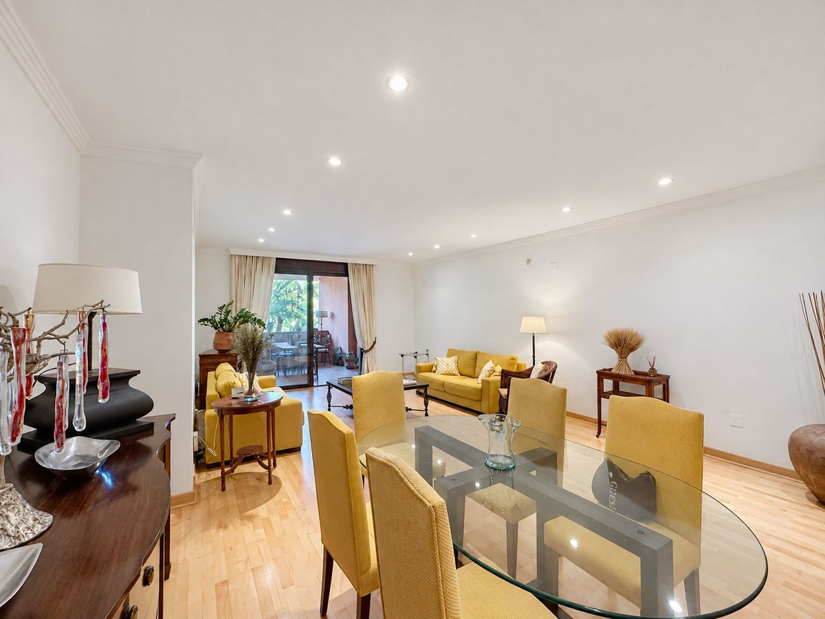 4 Bedroom Apartment in Estepona - Photo 6