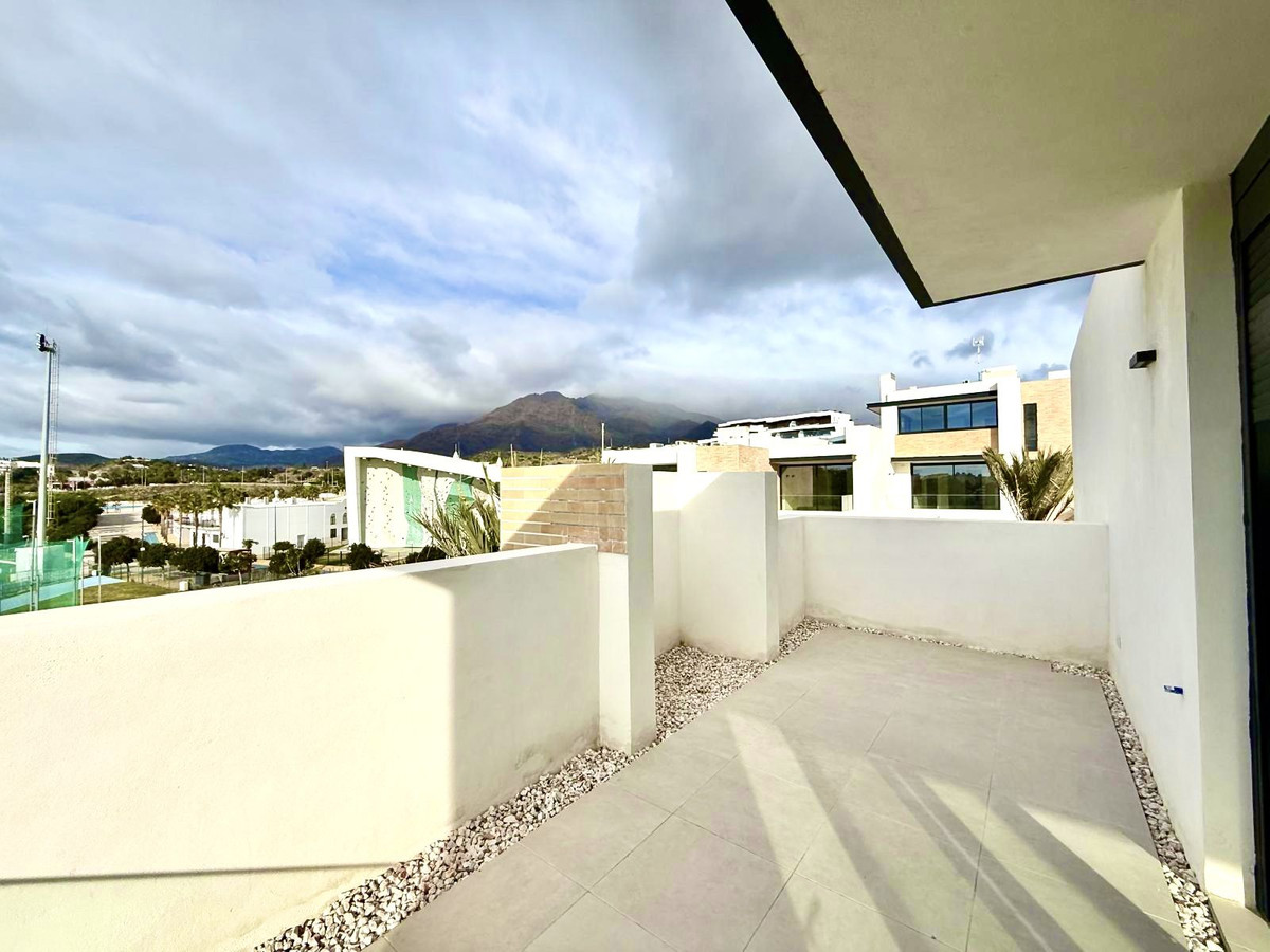 2 Bedroom Penthouse in Estepona - Photo 9