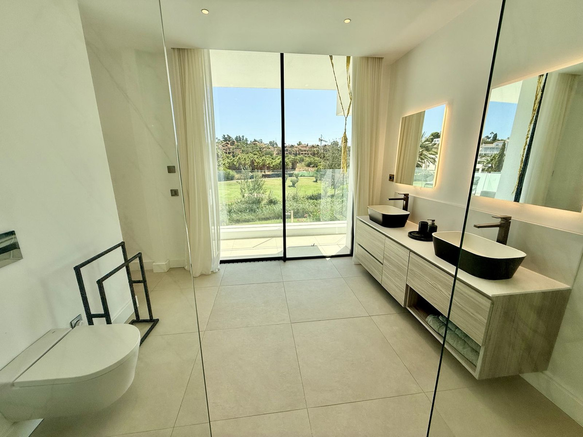 4 Bedroom Villa in Estepona - Photo 49