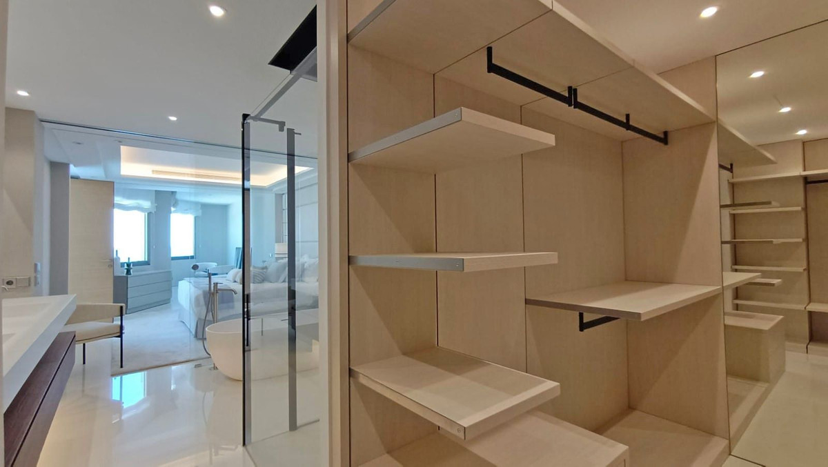 4 Bedroom Apartment in Marbella - Photo 22