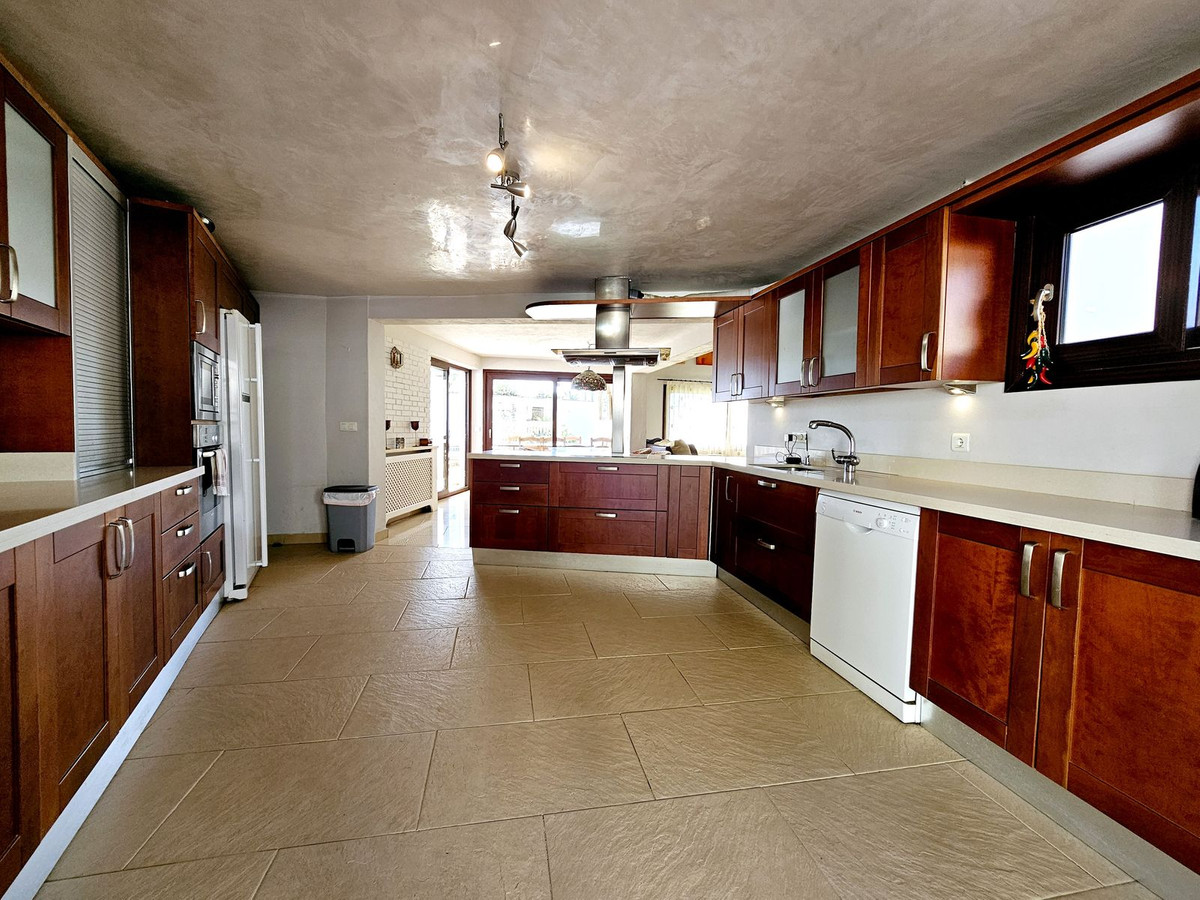 6 Bedroom Villa in Estepona - Photo 11
