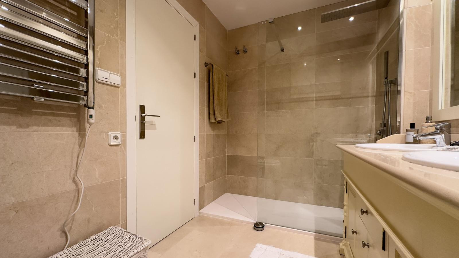 3 Bedroom Apartment in Benahavís - Photo 21