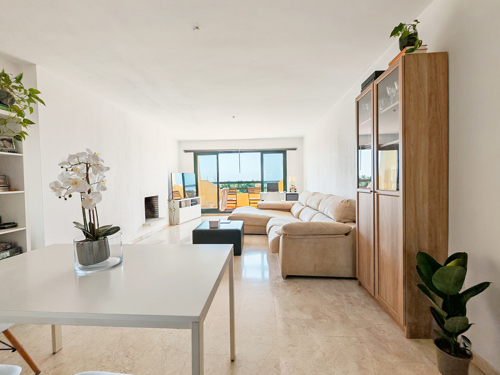3 Bedroom Penthouse in Estepona - Photo 2